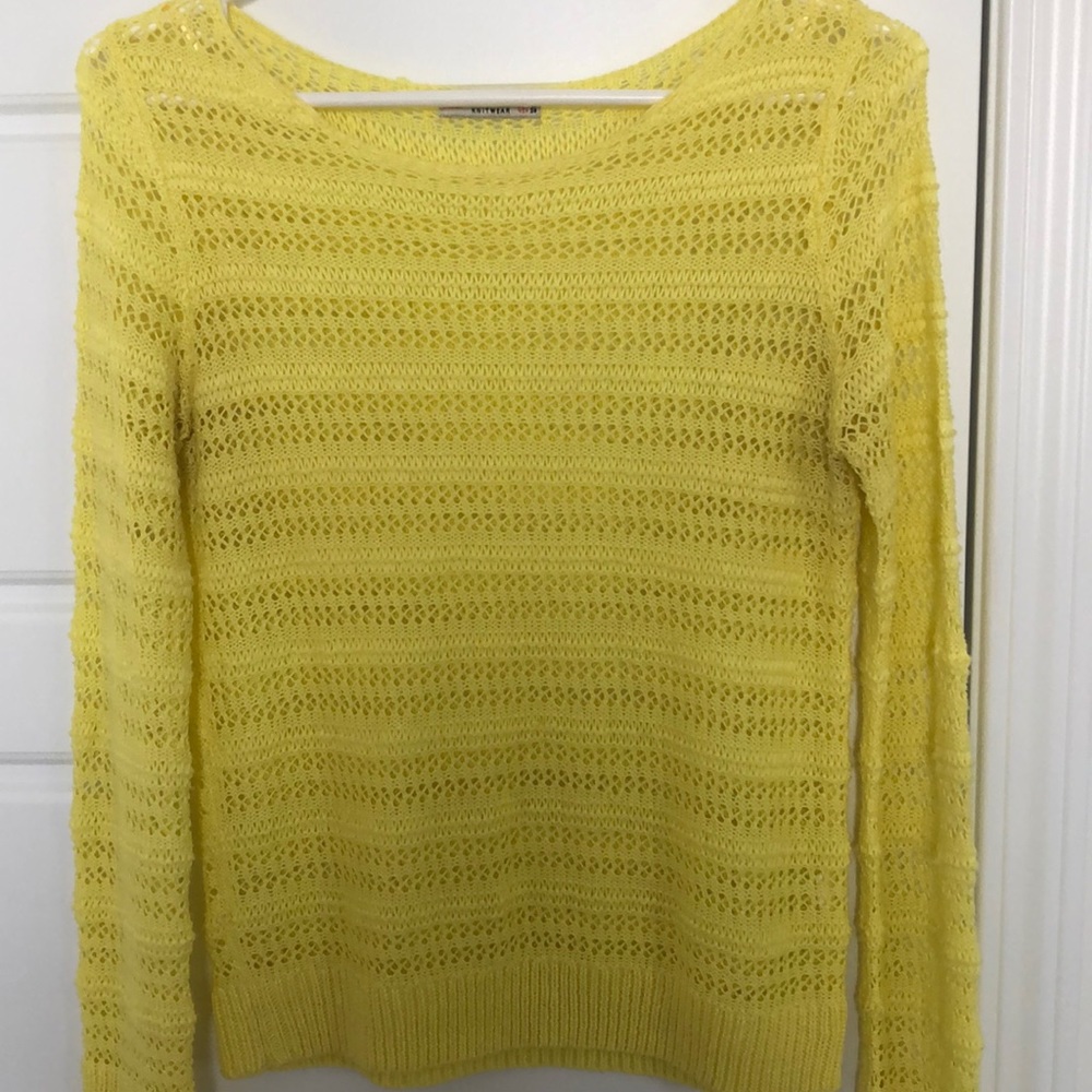 Knitted yellow Bershka sweater.
